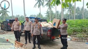 Salurkan Bantuan Material Bangunan kepada Warga Korban Angin Kencang